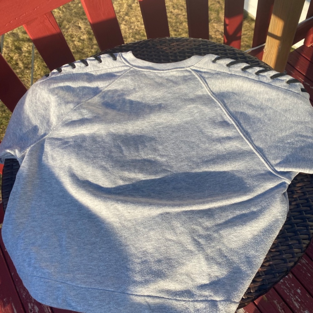 Detailed sweater. - Picture 2 of 2